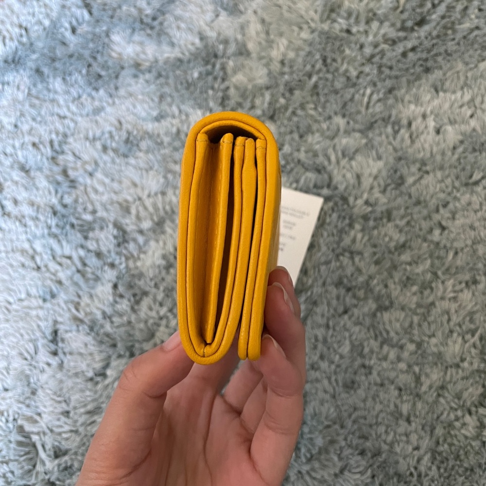 Tory Burch Alexa Foldable Mini Wallet daisy. golden yellow embossed pattern - Picture 7 of 7